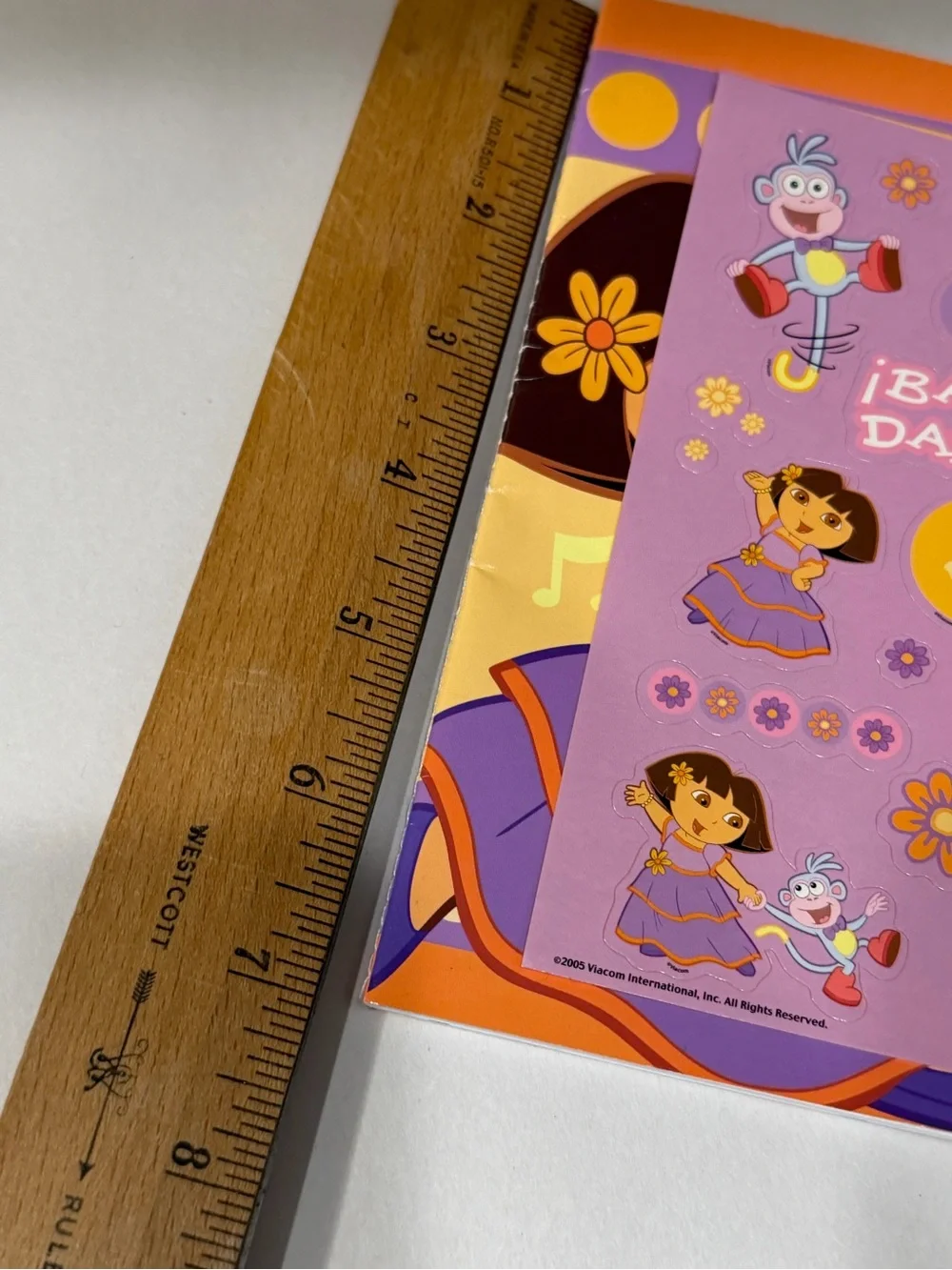 Dora the Explorer ¡BAILA! DANCE! Sticker book and crayola